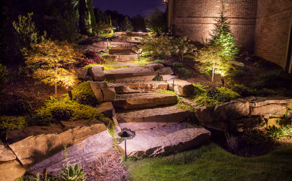 Esempio di un grande giardino design dietro casa con pavimentazioni in pietra naturale e un ingresso o sentiero