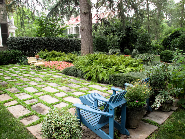 Stone Terrace with Chairs - Clásico - Jardín - Louisville - de The