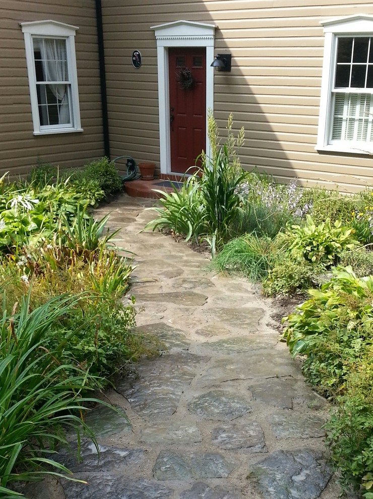 Idée de décoration pour un petit aménagement d'entrée ou allée de jardin avant chalet l'été avec une exposition partiellement ombragée et des pavés en pierre naturelle.