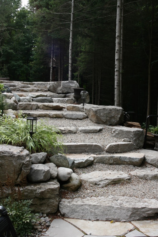 Geometrischer Uriger Gartenweg hinter dem Haus mit Natursteinplatten in Toronto