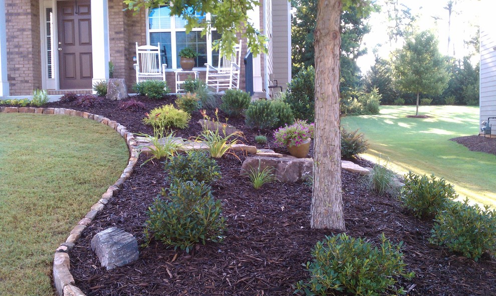 Стильный дизайн: участок и сад на переднем дворе в классическом стиле с садовой дорожкой или калиткой и покрытием из каменной брусчатки - последний тренд
