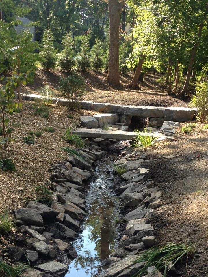 Uriger Hanggarten mit Wasserspiel und Natursteinplatten in Philadelphia