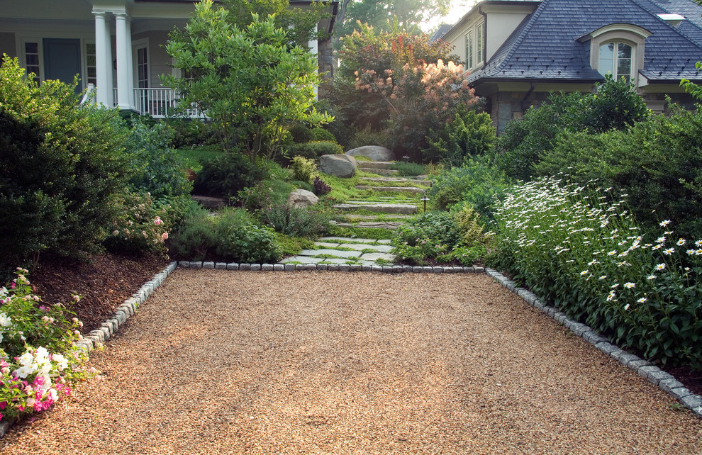Immagine di un piccolo giardino formale tradizionale esposto a mezz'ombra davanti casa in estate con un ingresso o sentiero e pavimentazioni in pietra naturale