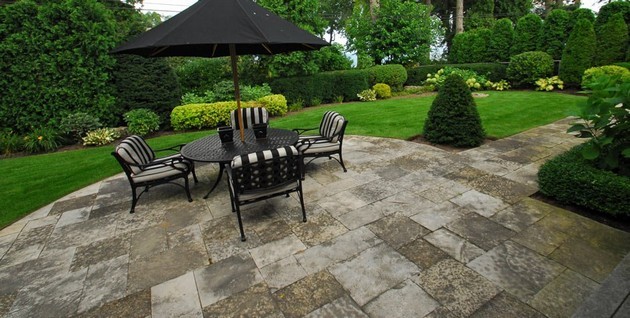Inspiration for a classic back patio in Toronto.