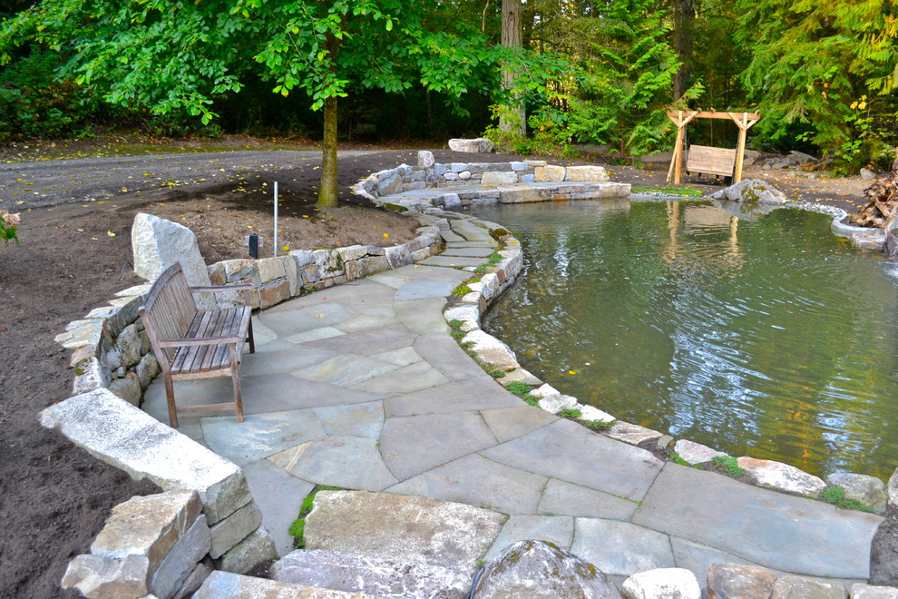 シアトルにあるトラディショナルスタイルのおしゃれな庭の噴水 (天然石敷き) の写真