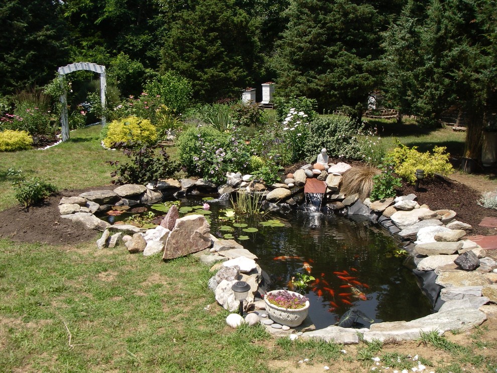 Foto di un giardino chic esposto a mezz'ombra di medie dimensioni e dietro casa in primavera con pavimentazioni in pietra naturale