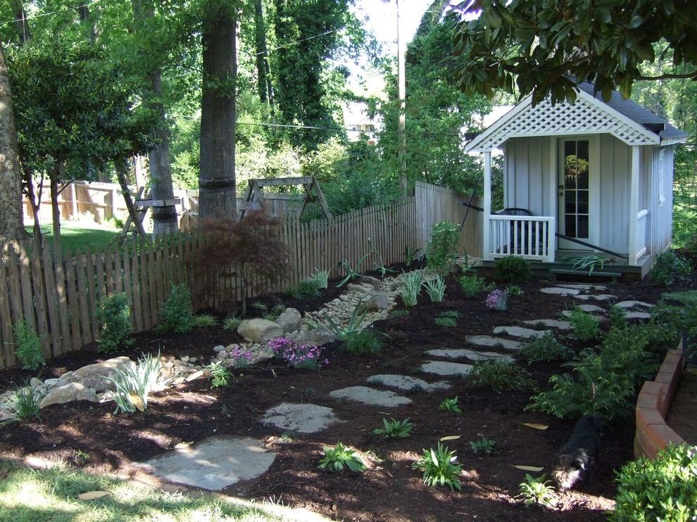 Idee per un giardino classico in ombra di medie dimensioni e dietro casa con un ingresso o sentiero e pacciame