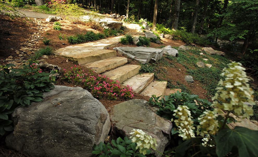 Modelo de camino de jardín tradicional grande en primavera en ladera con exposición parcial al sol y adoquines de piedra natural