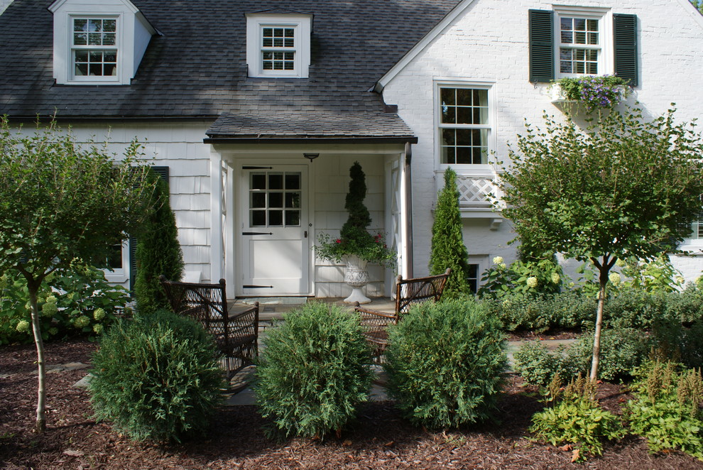 Foto di un giardino chic esposto in pieno sole di medie dimensioni e davanti casa con un ingresso o sentiero e pacciame