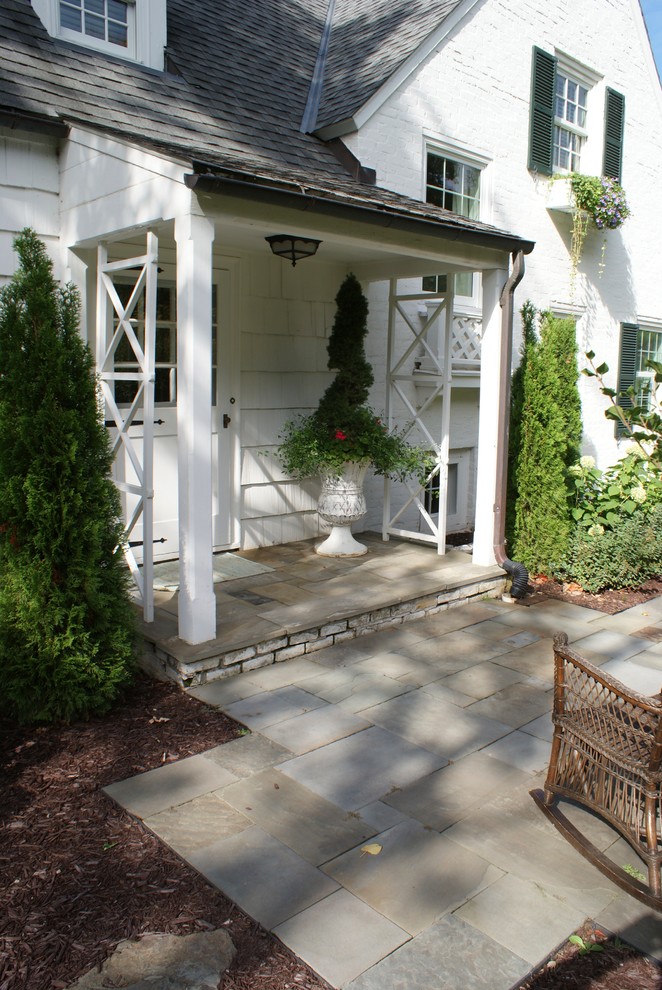 Esempio di un giardino classico esposto in pieno sole di medie dimensioni e davanti casa con un ingresso o sentiero e pacciame