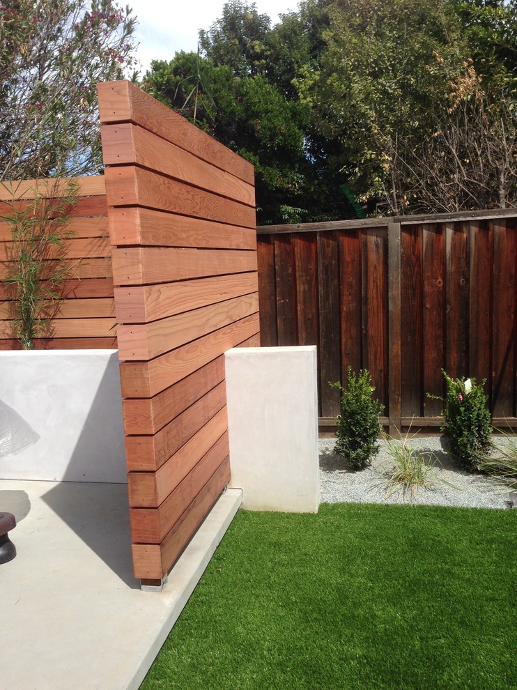 This is an example of a modern back garden in San Francisco with concrete paving.