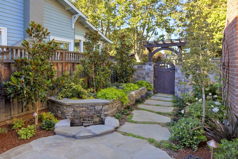 Diseño de camino de jardín clásico grande en otoño en patio lateral con exposición parcial al sol y adoquines de piedra natural