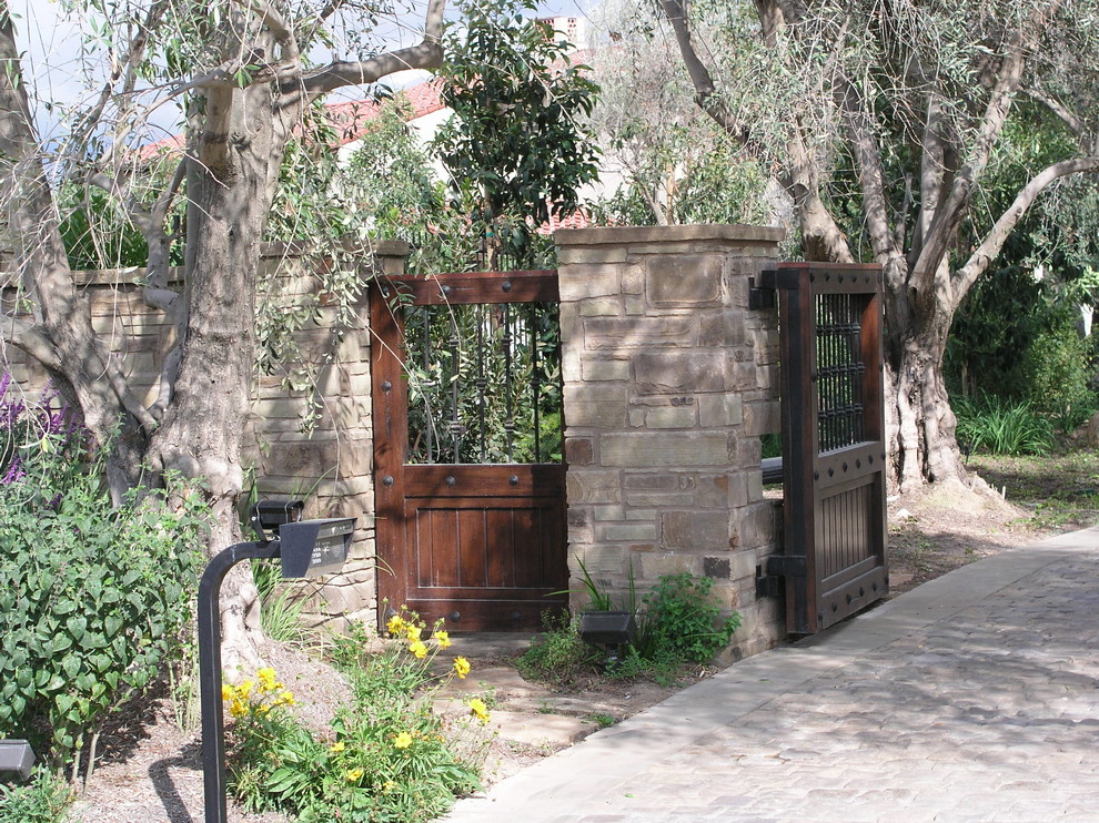 Großer, Halbschattiger Klassischer Vorgarten mit Auffahrt und Natursteinplatten in Los Angeles