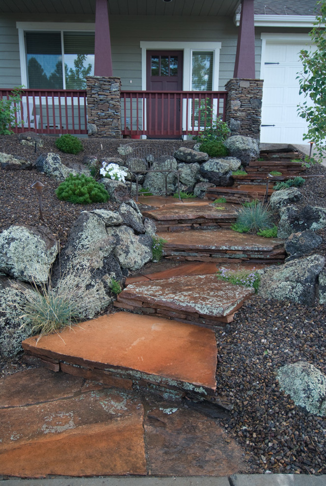 Aménagement d'un aménagement d'entrée ou allée de jardin montagne avec des pavés en pierre naturelle.