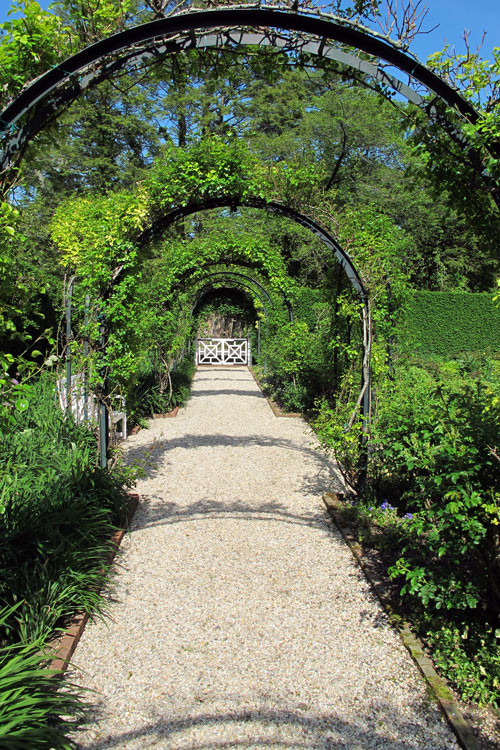 Cette photo montre un très grand jardin arrière chic l'été avec une exposition partiellement ombragée et des pavés en béton.