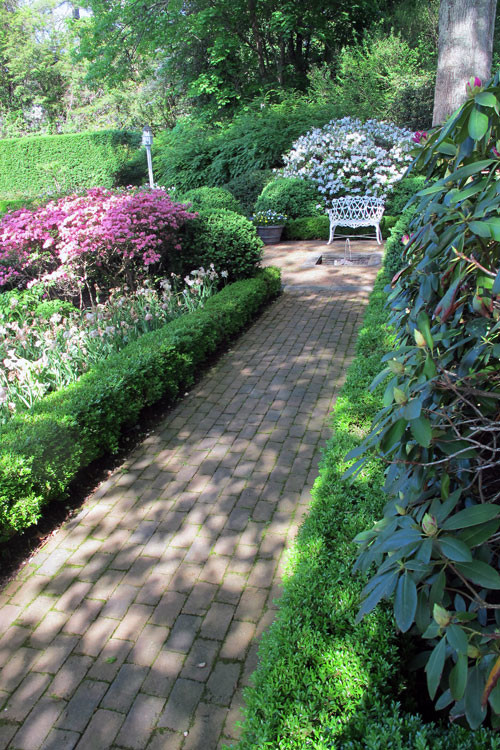 Свежая идея для дизайна: огромный летний регулярный сад на заднем дворе в классическом стиле с садовой дорожкой или калиткой, полуденной тенью и мощением тротуарной плиткой - отличное фото интерьера