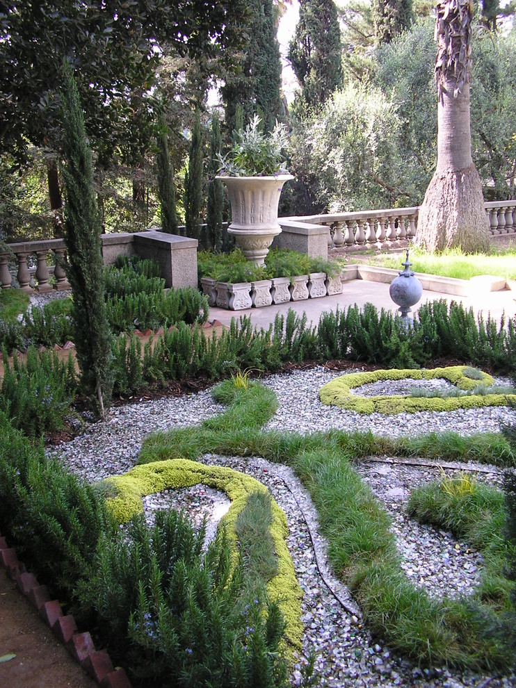 Idee per un giardino formale mediterraneo di medie dimensioni
