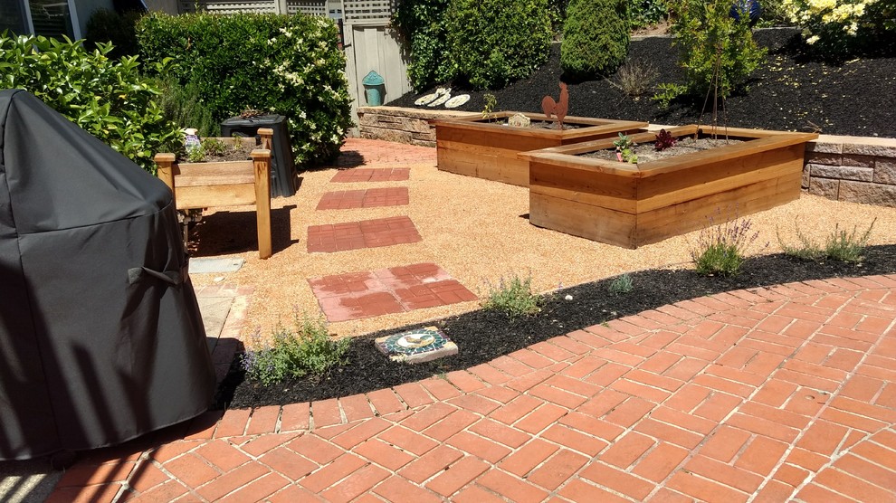 Kleiner Uriger Gemüsegarten hinter dem Haus mit direkter Sonneneinstrahlung und Granitsplitt in San Francisco