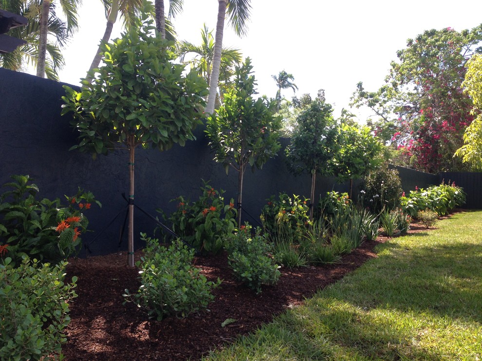 Стильный дизайн: огромный солнечный, весенний регулярный сад на заднем дворе в классическом стиле с хорошей освещенностью и мульчированием - последний тренд