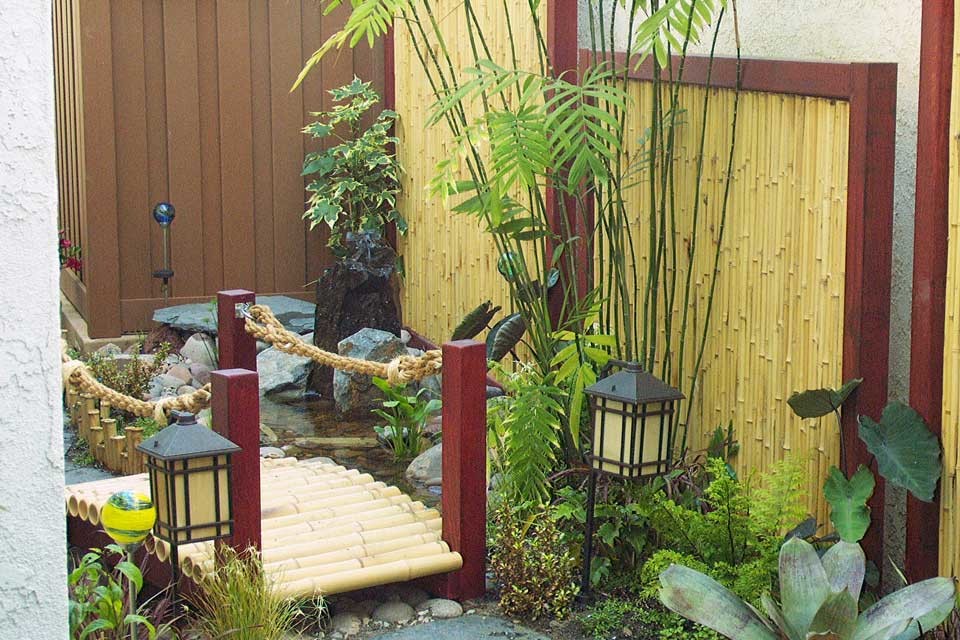 Geometrischer, Kleiner, Schattiger Asiatischer Garten im Herbst, neben dem Haus mit Wasserspiel und Natursteinplatten in San Diego