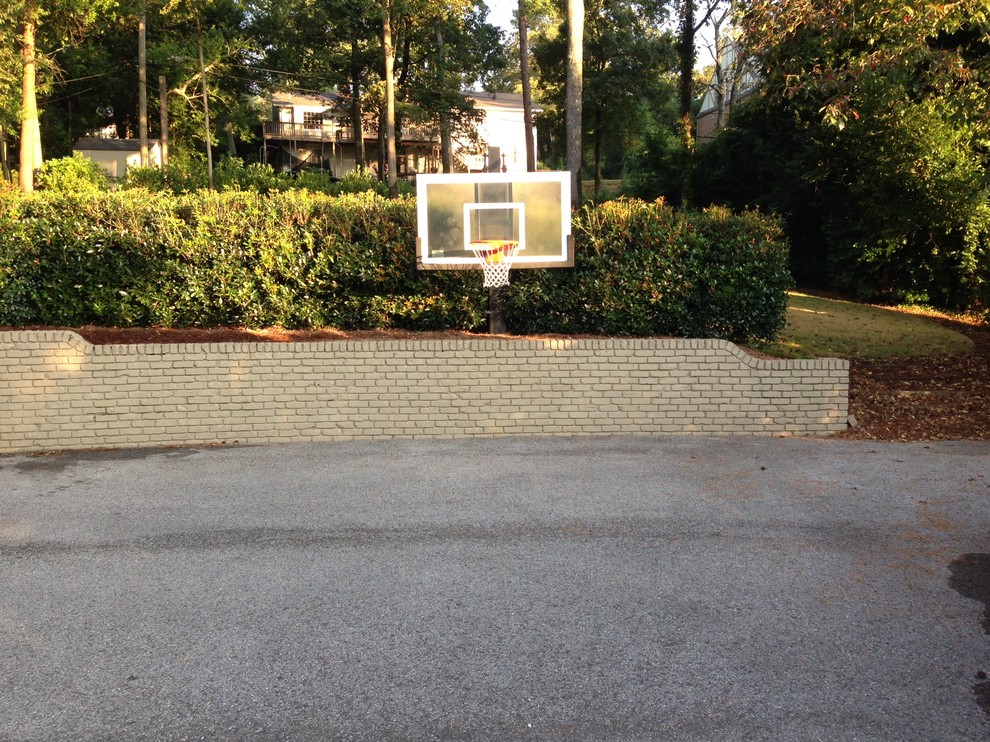 Idee per un grande campo sportivo esterno tradizionale esposto a mezz'ombra davanti casa con graniglia di granito