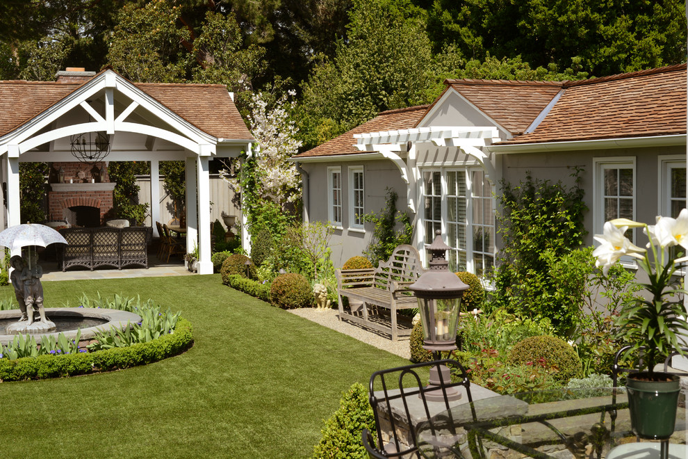 Design ideas for a traditional landscaping in San Francisco with a pergola.