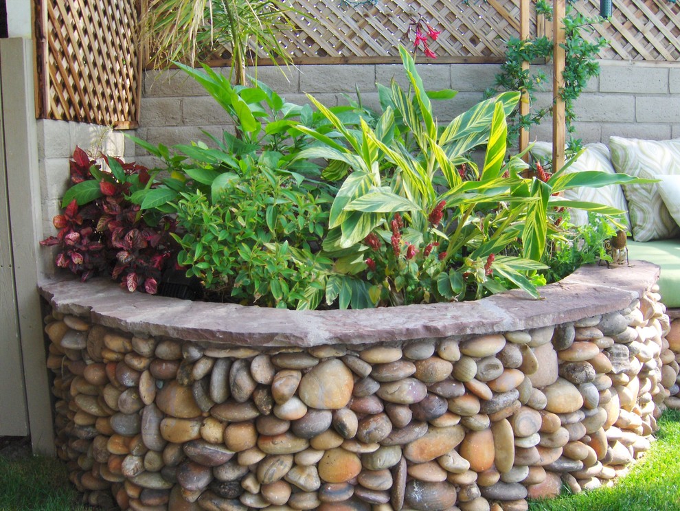 Cette image montre un jardin arrière traditionnel de taille moyenne avec des pavés en pierre naturelle.