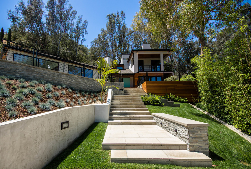 Contemporary garden in Los Angeles with a retaining wall.