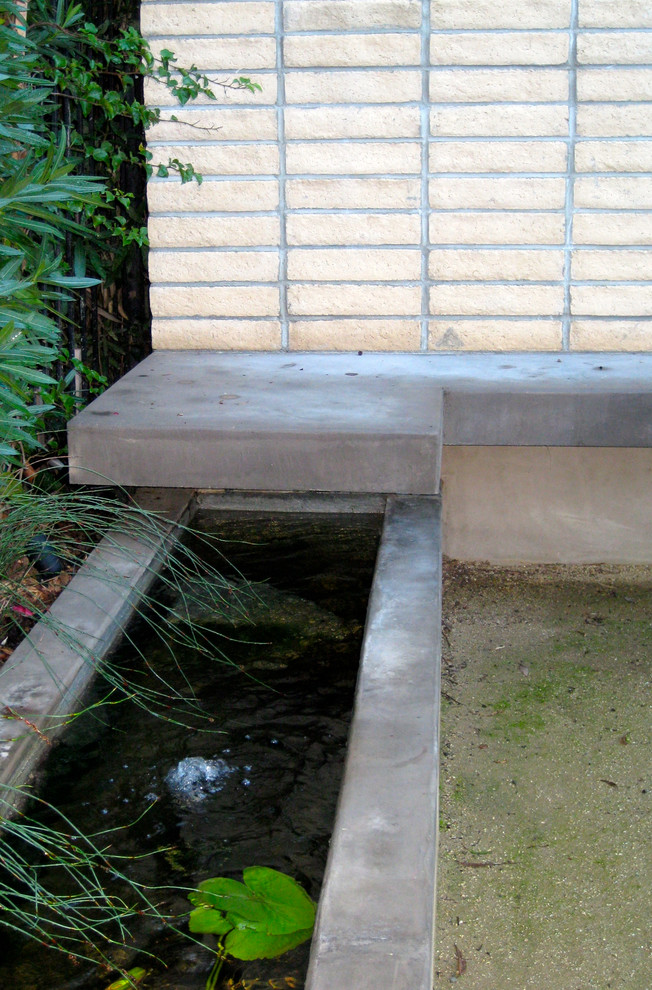 ロサンゼルスにあるミッドセンチュリースタイルのおしゃれな庭の噴水の写真