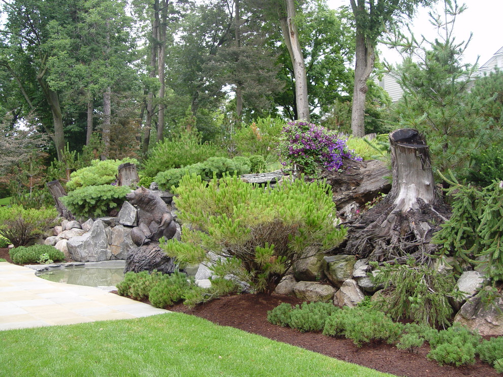 Ejemplo de jardín tradicional en ladera con fuente