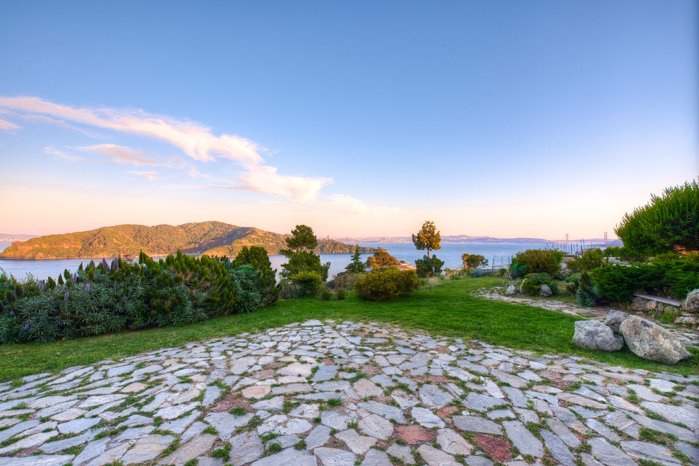 Großer Mediterraner Garten hinter dem Haus mit direkter Sonneneinstrahlung und Natursteinplatten in San Francisco