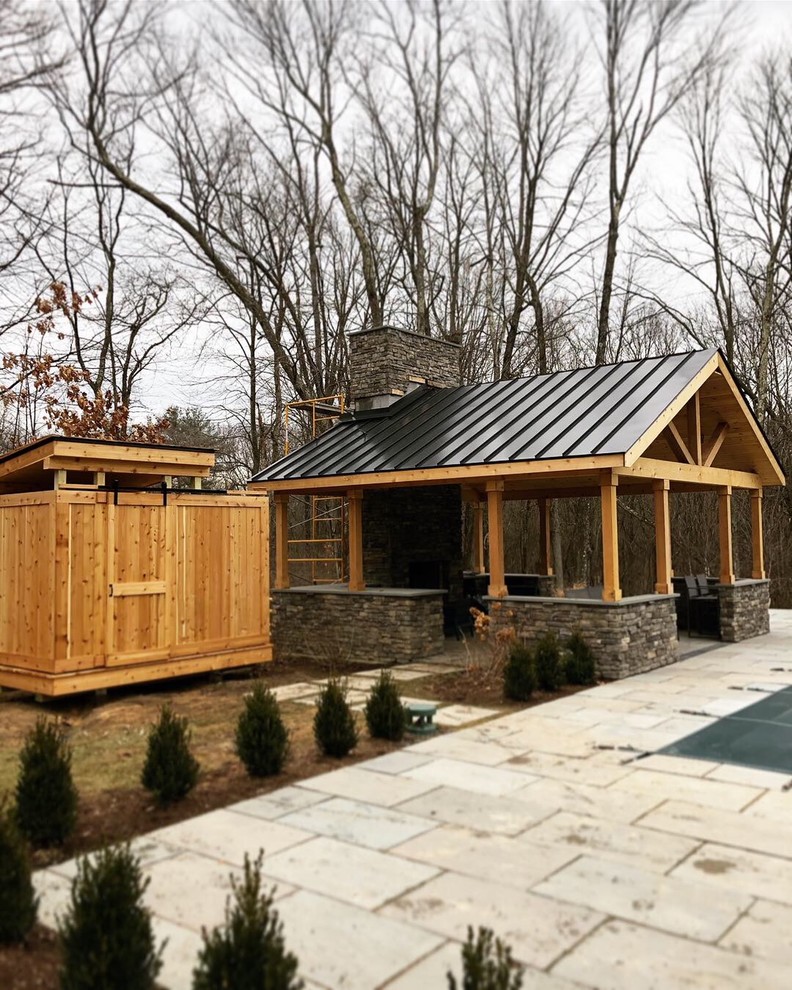 Halbschattiger Moderner Gartenkamin im Sommer, hinter dem Haus mit Natursteinplatten in New York