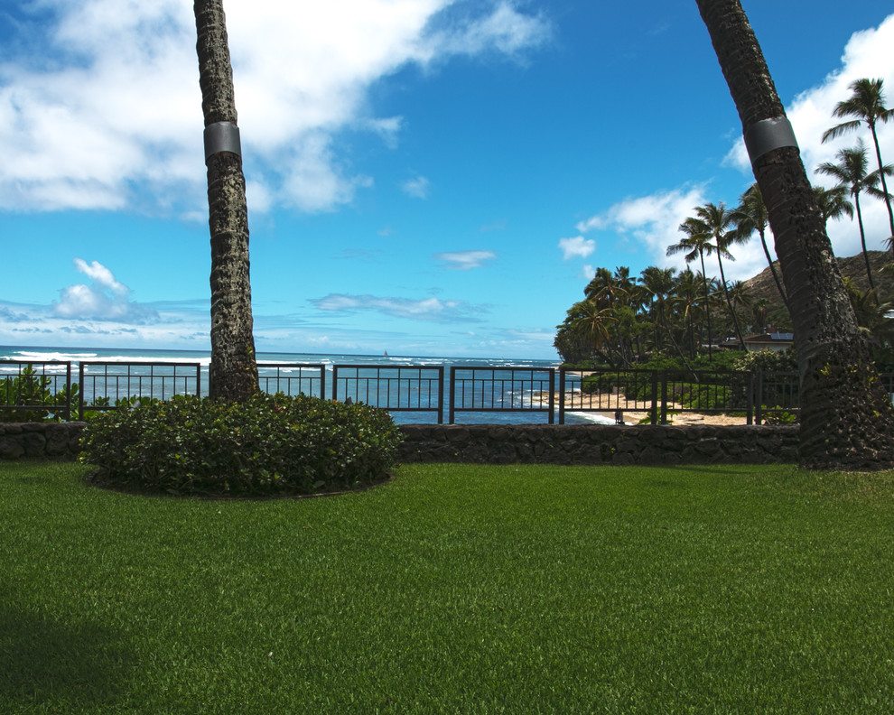 Große Gartenmauer hinter dem Haus mit Natursteinplatten in Hawaii