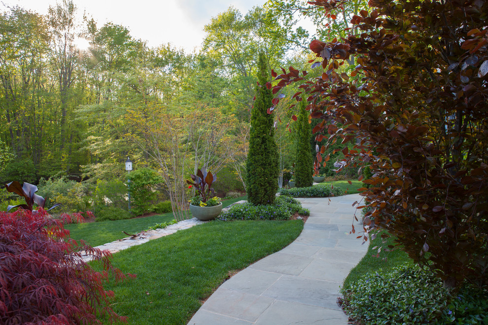 Ispirazione per un grande giardino formale chic esposto a mezz'ombra dietro casa in primavera con un ingresso o sentiero e pavimentazioni in pietra naturale