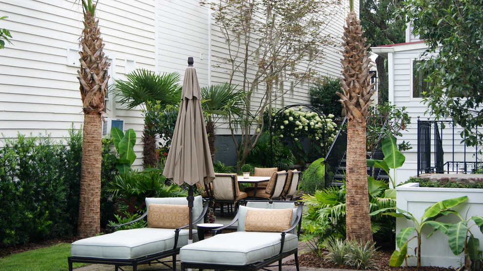 Geometrischer, Kleiner Klassischer Garten im Innenhof mit direkter Sonneneinstrahlung und Pflastersteinen in Charleston