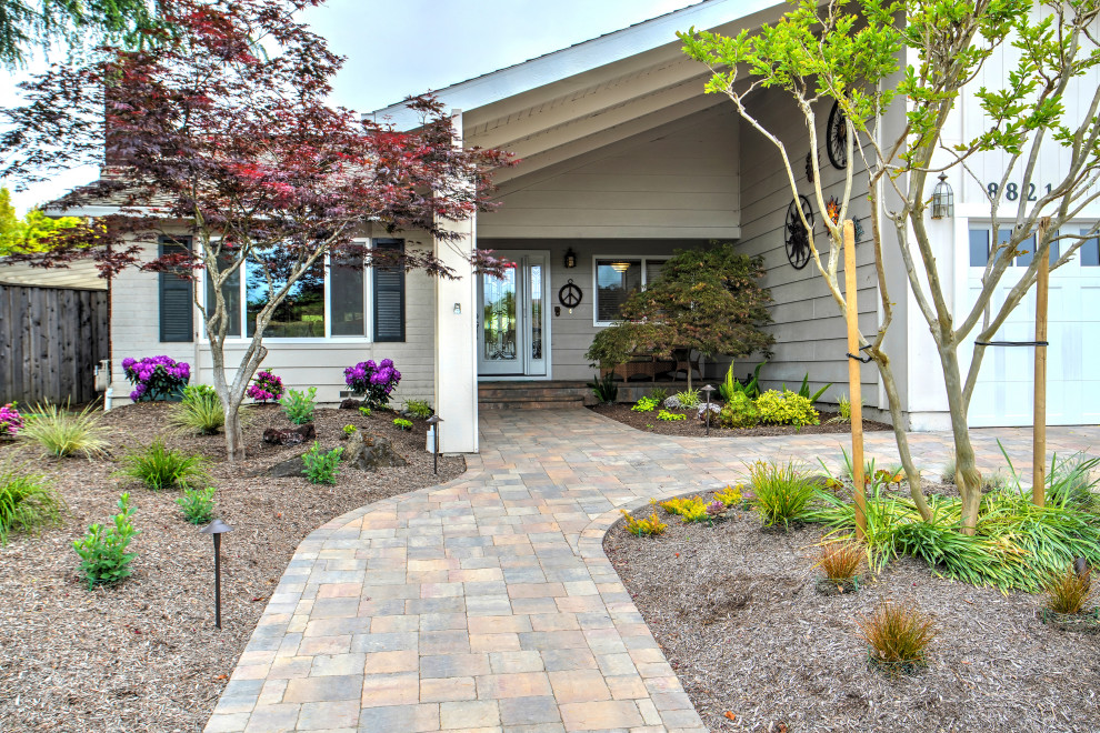 Foto di un giardino tradizionale esposto a mezz'ombra di medie dimensioni e dietro casa in primavera con pavimentazioni in cemento