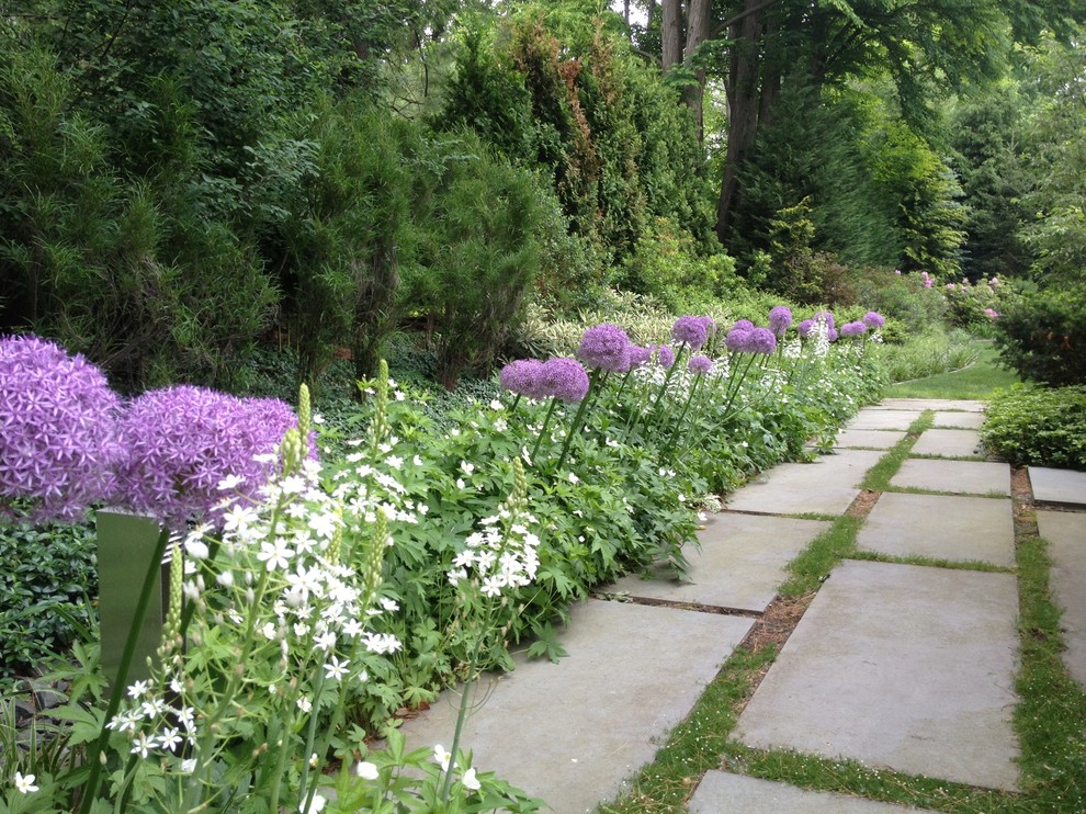 Idée de décoration pour un jardin avant tradition de taille moyenne avec une exposition ensoleillée et des pavés en pierre naturelle.