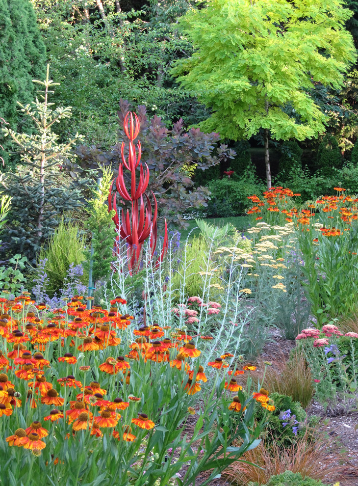 シアトルにある高級な中くらいな、夏の地中海スタイルのおしゃれな庭 (日向、擁壁、天然石敷き) の写真
