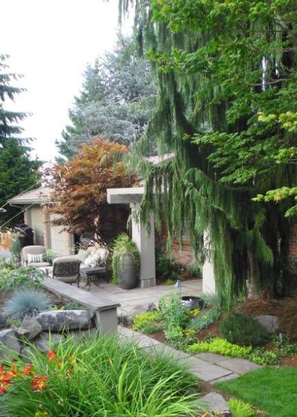 シアトルにある高級な夏の、広い地中海スタイルのおしゃれな庭 (天然石敷き、日向、庭への小道) の写真
