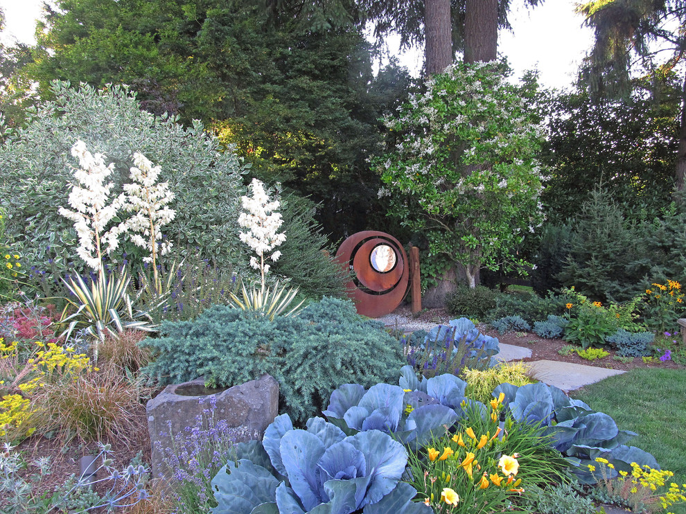 Geräumiger, Geometrischer, Halbschattiger Mediterraner Garten hinter dem Haus mit Natursteinplatten und Feuerstelle in Seattle