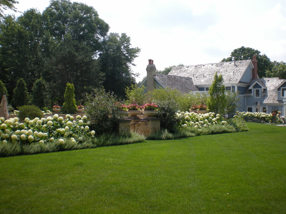 Esempio di un giardino tradizionale esposto a mezz'ombra dietro casa in estate con un giardino in vaso
