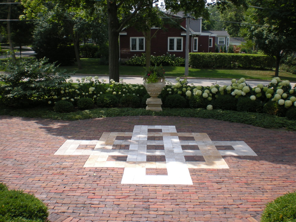 Esempio di un giardino classico in cortile in estate con pavimentazioni in mattoni