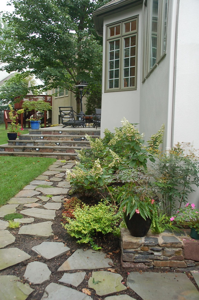 На фото: участок и сад на заднем дворе в стиле фьюжн с покрытием из каменной брусчатки