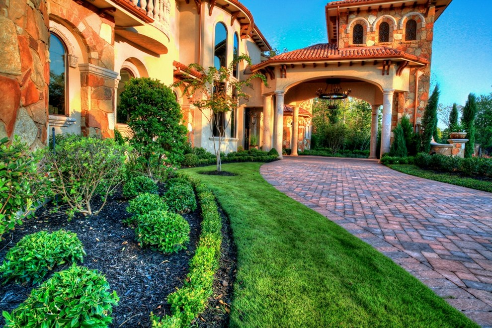 Design ideas for a transitional landscaping in Houston.