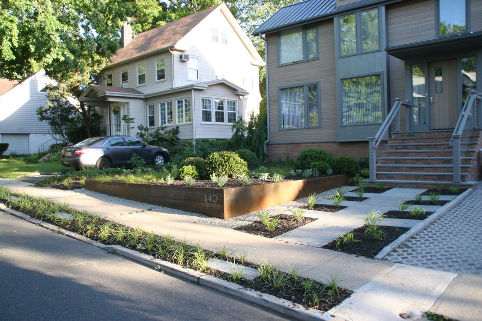 Стильный дизайн: солнечный, летний засухоустойчивый сад на переднем дворе в стиле модернизм с растениями в контейнерах, хорошей освещенностью и покрытием из гравия - последний тренд