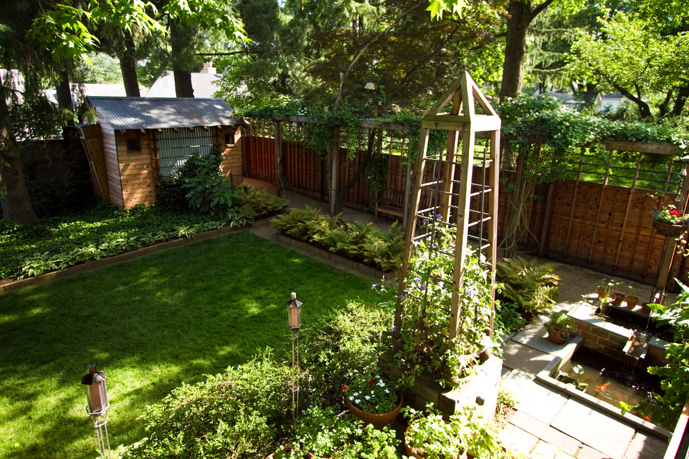 Ispirazione per un piccolo giardino xeriscape minimal in ombra dietro casa in autunno con fontane e ghiaia