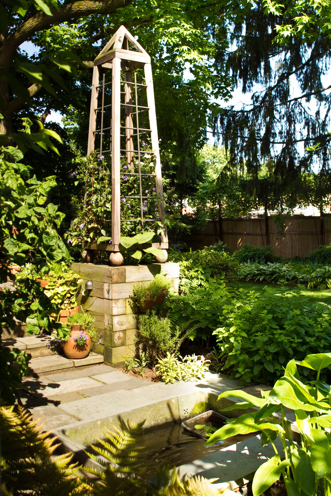 Foto de jardín minimalista pequeño en verano en patio con fuente, exposición reducida al sol, adoquines de piedra natural y jardín francés