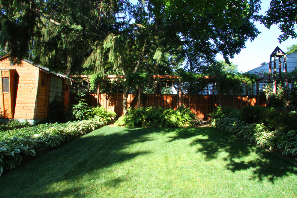 Esempio di un giardino formale contemporaneo in ombra di medie dimensioni e dietro casa in estate con ghiaia