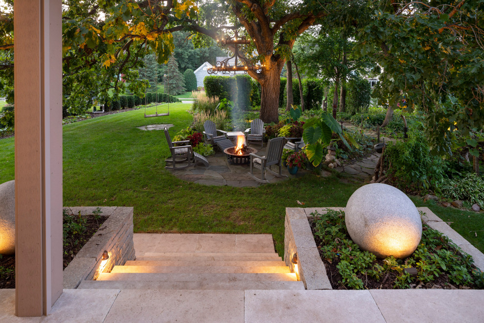 Ispirazione per un giardino formale tradizionale esposto a mezz'ombra di medie dimensioni e dietro casa in estate con un giardino in vaso e pavimentazioni in pietra naturale
