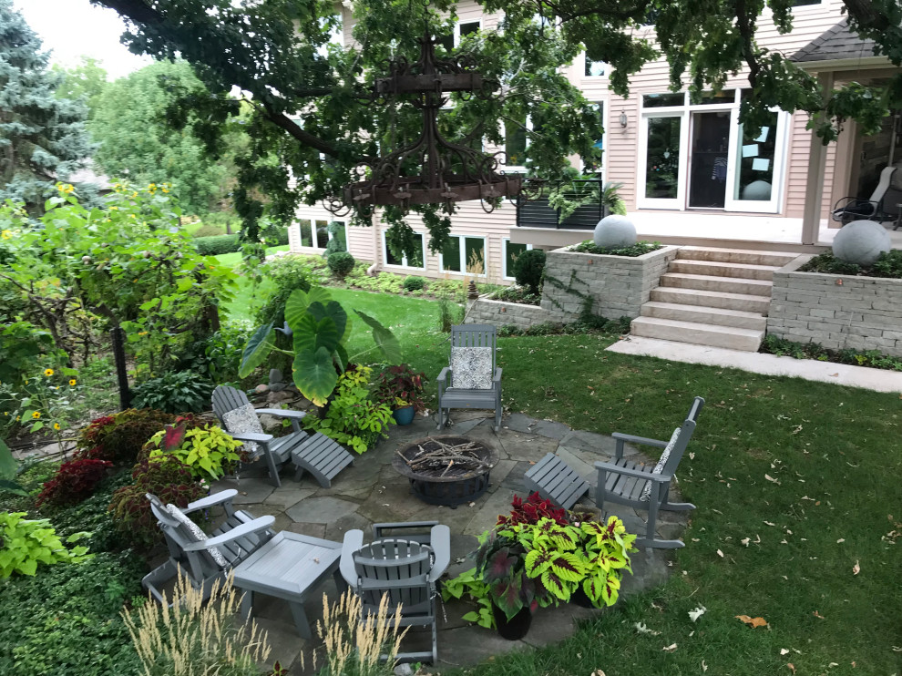 Пример оригинального дизайна: летний регулярный сад среднего размера на заднем дворе в классическом стиле с растениями в контейнерах, полуденной тенью и покрытием из каменной брусчатки